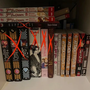 blandad manga, jojos bizarre adventure, attack on titan, fruits basket, berserk - helt nya och nästan inte lästa alls! jättefint skick men vill skicka av dem då jag inte längre är intresserad. pris kan diskuteras och varierar beroende på bok, skriv bara i dm så kommer vi fram till ett pris ❤️