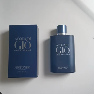 Acqua di gio profondo 125ml - Tjenixen, säljer nu denna fina armani parfymen. Det är en fräsch akvatisk citrus doft som passar perfekt till sommaren. Skulle estimera att det är runt 100ml+ kvar av 125ml. Nypriset ligger runt 1200kr. Parfymen kommer i original boxen.