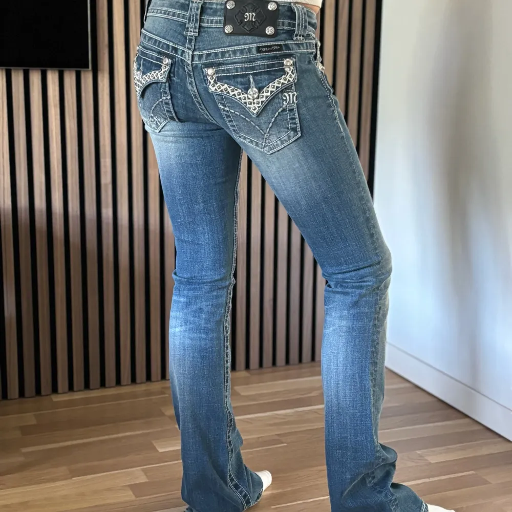 Lågmidjade bootcut jeans från Miss Me. Snygga fickor med knappar. Perfekt skick. Mått: Innerbenslängd: 88cm   Midjemått rakt över: 35,5cm Midjemått: 76cm Modellen är 166cm lång. Fler bilder finns. Skriv gärna ifall du har några frågor! 💗. Jeans & Byxor.