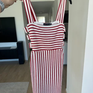 Klänning  - Skriv för fler bilder!  Super fin aldrig använd klänning från Even&Odd  Super fin och perfekt inför sommaren Säljs då den inte är min stil 