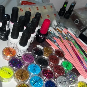 Nagel kit  - Nagel kit för gelénaglar, innehåller allt man kan tänkas behöva från uv lampa till dekoration, svårt att få med allt på bild men det mesta är oanvänt och halvfullt. Pris kan diskuteras, värde på ca 5000 