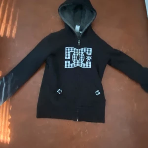 DC hoodie/zip up with fur - Köptes på vinted men ”återsäljs” då eftersom storleken var för liten för mig😊 (har storlek M)   Storlek: XS-S Skick: 10/10  Observera att säljaren inte står för postens slarv under processen av frakt😊  