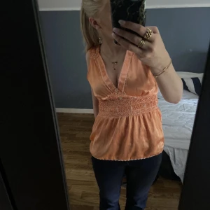 Satin sommartopp - Säljer en jätte söt sommartopp från bikbok 💕 Storlek M i satin 🥰 är i jätte bra skick! 