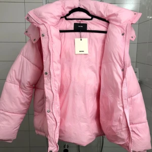 Bik bok trendig jacka - LÅNAD BILD  Säljer denna populära jättefina jacka då den ej används, den är använd 2 gånger så i jättebra skick, storlek M. Privat för egna bilder 