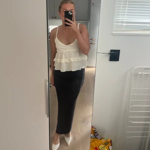 Långkjol  - En mörkgrå långkjol från Ginatricot i storlek M. Använda några få gånger, inga defekter förekommer 🫶🏻