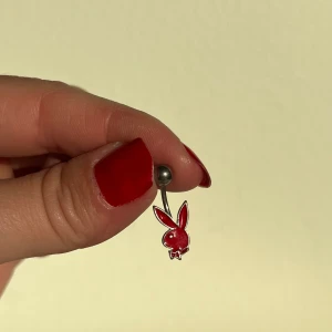 Playboy navelpiercing  - Ny Playboy navelpiercing 