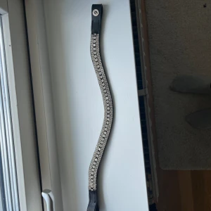 Pannband med kristaller  - Helt nytt pannband som aldrig är användt. Jättefint skick och är i storlek Full men passar också Cob❤️