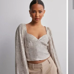 Topp med paljetter - Endast använd på nyår. Storlek L,slutsåld på hemsidan