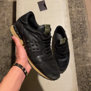 Valentino Rockrunners - Hej! Säljer nu dessa skitfeta och as sköna rockrunners. Skorna är i bra skick bara lite skav i hälen och nån skråma som inte är märkvärdigt. Valentino kort medföljer, skorna är storlek 41 men passar även 42. 