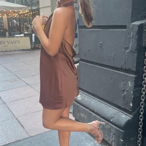 Brun satin klänning  - Brun satin klänning med öppen rygg från Asos!💖