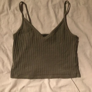Grönt linne  - Säljer mitt kroppade linne i storlek xs. Linnet är köpt från Hm och har inga tecken på användning, samt några defekter alls. 💗