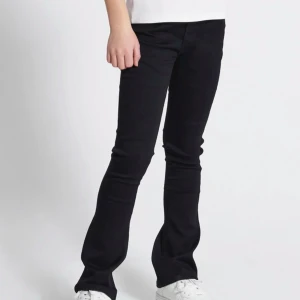 snygga jeans - jättesnygga jeans från lager 157 i modellen skippy flare. storlek 160 men passar  xs. 💞💞 fint skick men kommer inte till användning💞