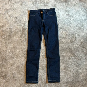 Jeans  - Ett par skinny jeans 