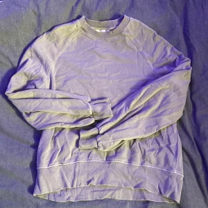 Sweatshirt  - En oversized grå/ljus brun sweatshirt i storlek S. Köptes för ca 1 år sedan och bara används ett få tal gånger.