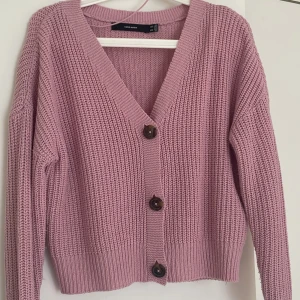 Kofta - Rosa kofta från vero moda i storlek xs men passar s jättebra, men typ aldrig använd💗