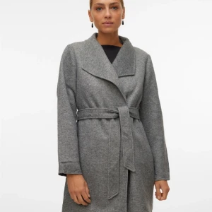 Kappa - Säljer denna superfina kappan då den aldrig kommer till användning, säljer den för 600kr då jag aldrig använt den, lappen sitter kvar på den💕