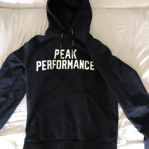 Peakperformance Tröja - En skit snygg Peak performace hoodie utan nåra defekter, 9/10 kavlité. Säljer den då jag aldrig använder den. Om ni har några frågor eller funderingar är det bara att höra av dig👍