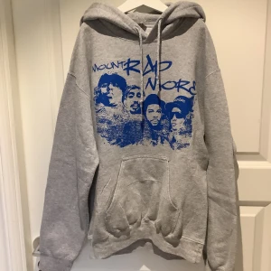 Hoodie  - Säljer denna fina hoodie från shirtstore då den inte kommer till användning, lite nopprig, nypris 395kr💕