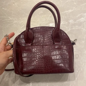 Röd väska från zara  - Röd ormskinn liknade väska från Zara