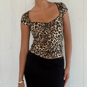 Leopard topp - Säljer den supertrendiga leopard toppen från nelly som endast är använd 2 ggr!! 