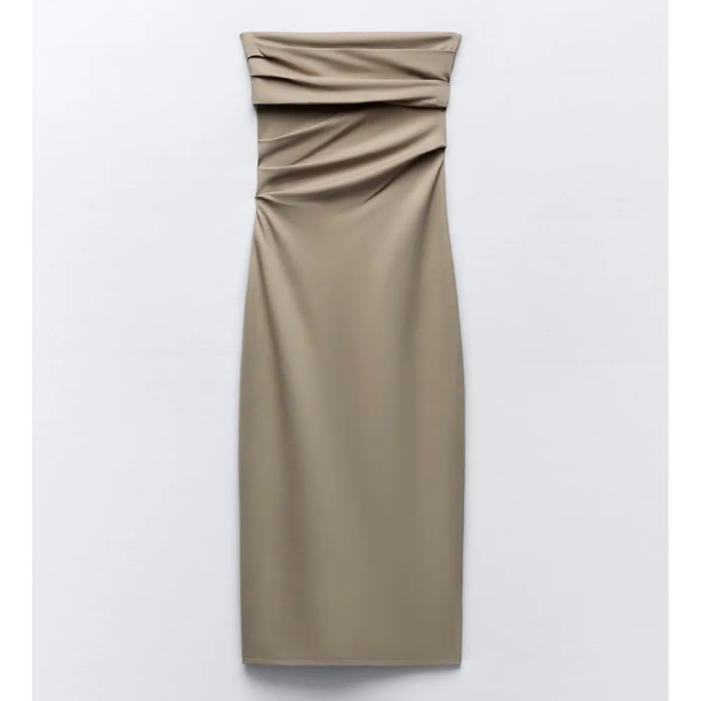 Beige klänning från Zara. Använd endast 1 gång! Finns inga defekter. Säljer då den inte kommer till användning! . Mekot.
