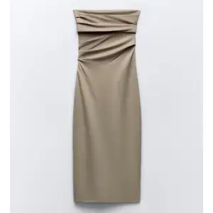Beige klänning från Zara. Använd endast 1 gång! Finns inga defekter. Säljer då den inte kommer till användning! 