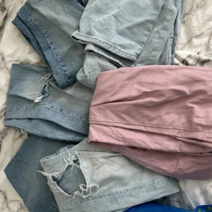 Jeans - säljer ett antal jeans som jag vill bli av med, både låg, mellan och högmidjade. Skriv för fler bilder 