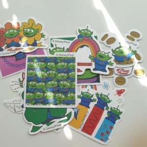 10st rymdvarelsen från toy story, dinsey/pixar klistermärken, stickers - Klistermärken/stickers Motiv: alien från toy story  Antal: 10st  Skick: ny/oanvänd  Kul att använda till pyssel, scrapbooking och annat.