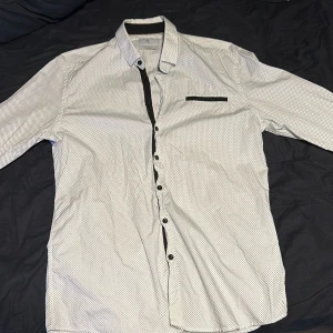 Savvy citizen - En Savvy Citizen skjorta som är helt oanvänd. Den är i storlek L och nypris är 1800kr, men säljer för 1200kr. Pris kan diskuteras, hör av dig om du är nyfiken.