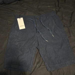Lindebergh shorts. oanvända, prislapp sitter kvar. - Lindebergh shorts i storlek S som är helt oanvända. prislapp sitter kvar. Nypris 600kr men säljer för 300kr. skick 10/10. Hör av er vid frågor.