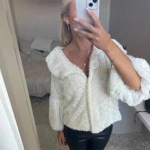 Kofta - trekvartsärmad kofta som är super fin o skön men som ej kommer till använding för mig🩷🩷 köpte av tjejen på bilden, super fint skick! i stl S🩷