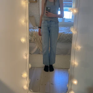 Zara jeans - Jag säljer ett par straight leg Zara jeans, dom har två små fläckar på ena benet som man kan se på bild nummer tre men jag tror att man kan få bort dom i tvätten.