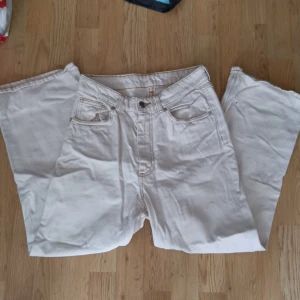 Ljusa jeans från monki -  Ljusa jeans från monki med raka ben. Storlek 27, jättefina. Hämtning, annars betalas frakt av köparen. Bara att skriva vid frågor eller bud! 🌻 