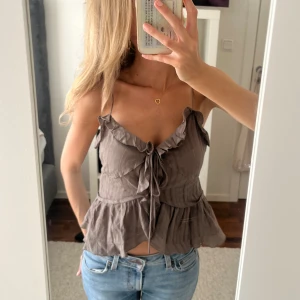 Zara topp  - Så söt topp från zara i storlek XS, passar mig perfekt som vanligtvis har S