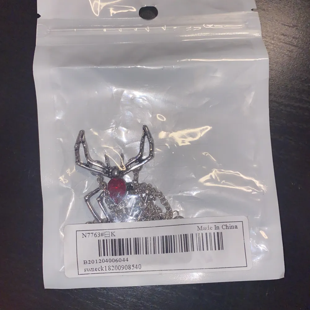 Vacker spindel halsband som jag har längesedan råkat köpa två stycken. Denna är oöppnad och jag köpte från shein ca 30 kr💋💋❤️. Asusteet.