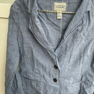 Tunn kavaj  - Tunnare kavaj till sommaren  Ljusblå Fickor ej sprättade  I love H81 storlek M  Lapp klippt men känns som bomull 