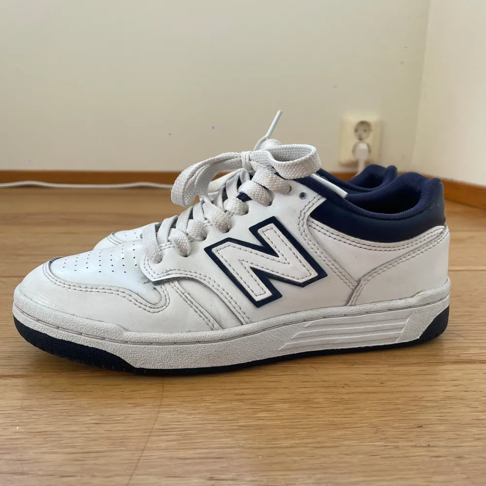 Vita New Balance 480 med mörkblå detaljer, väldigt fint skick och inte mycket använda! Storlek 37. Skor.