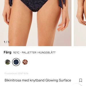 Calzedonia bikiniunderdel - Super fin Calzedonia marinblå underdel med paljetter på. Använd 0 gånger. Säljer då jag har två likadana då jag råkat beställa en för mycket. Ursprungs pris 249kr. #bikini #calzedonia #sthlmstil #marinblå