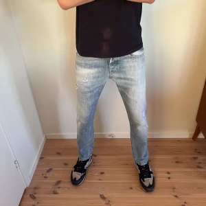 Dondup jeans - Hej, Säljer nu mina super snygga dondup jeans som är i en skinny fit modell som liknar "george".Jeansen är i storlek 33 men passar 32. Jag på bilden är ungefär 180 och väger 68kg. Nypris ~ 3000kr mitt pris 999kr.