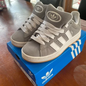 Adidas Campus - Säljer dessa Adidas campus 00s!🧚🏼‍♀️🧚🏼‍♀️ köpta på merchsweden för 1599kr