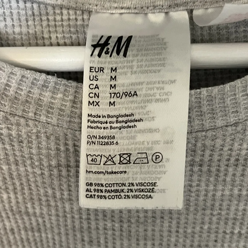 Grått loungeset från H&M i ”våfflat” tyg! Kommer tyvärr inte till användning längre🥰. Jeans & Byxor.