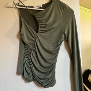 Grön topp - Supersnygg grön topp från mango, använd fåtal gånger!