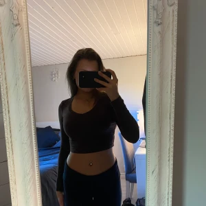 Brun croppad långärmad tröja - Brun långärmad croppad tröja (skriv t mig för fler bilder) 🫶🏼