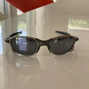 Coola Oakley solglasögon i bra skick, hör av dig vid frågor. 👌