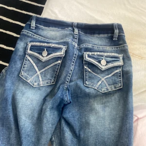 Snygga sthlm stil jeans - Fina Sthlm stil jeans med fina detaljer helt ny från Shein endast testad  