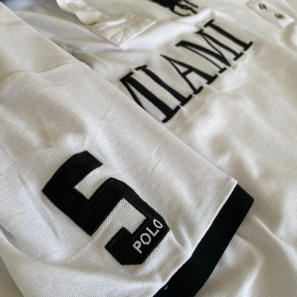 Vit/svart Miami Polo Ralph lauren piké Använd till och från, i väldigt fint skick Storlek XL, passar även L  Pris går att diskuteras. T-shirts.