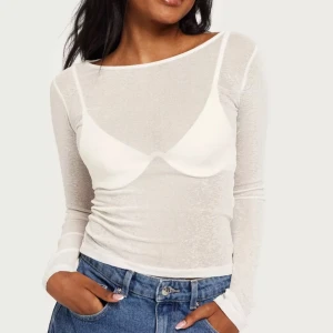 LÅNGÄRMAD VIT TRÖJA - Långärmad lite genomskinlig topp från Nelly. Nyskick, prislappen kvar. Storlek S. 🤍🤍🤍