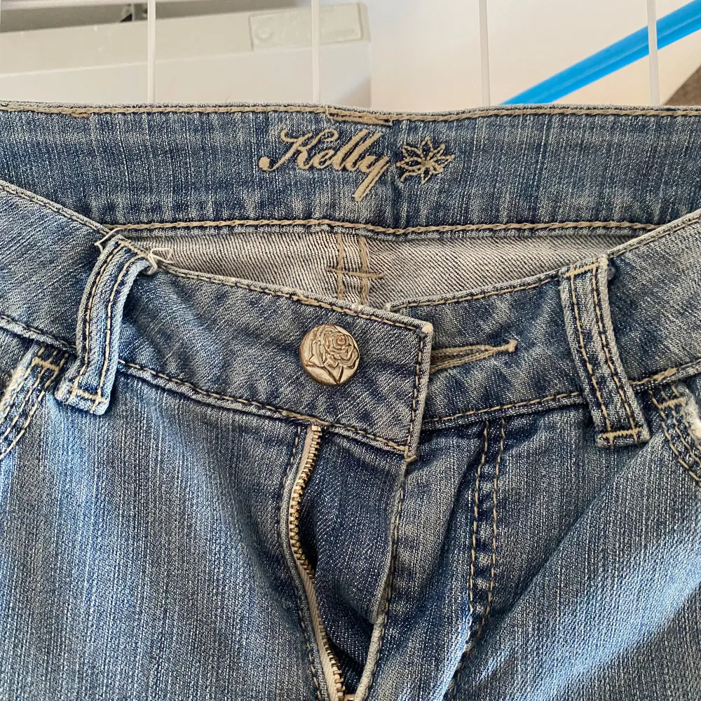 Säljer ett par straight form jeans, som har slits. Lite skinny i passformen fast man kan göra om till kjol/shorts.. Jeans & Byxor.