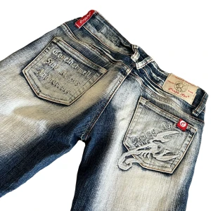 Crazy Age jeans  - Jättefina jeans från Crazy Age med broderade detaljer av skorpioner💗 Jättefint skick, förutom lite nertrampade. 33cm midja rakt över, 79cm innerben. Inga bilder på pga för små 🎀