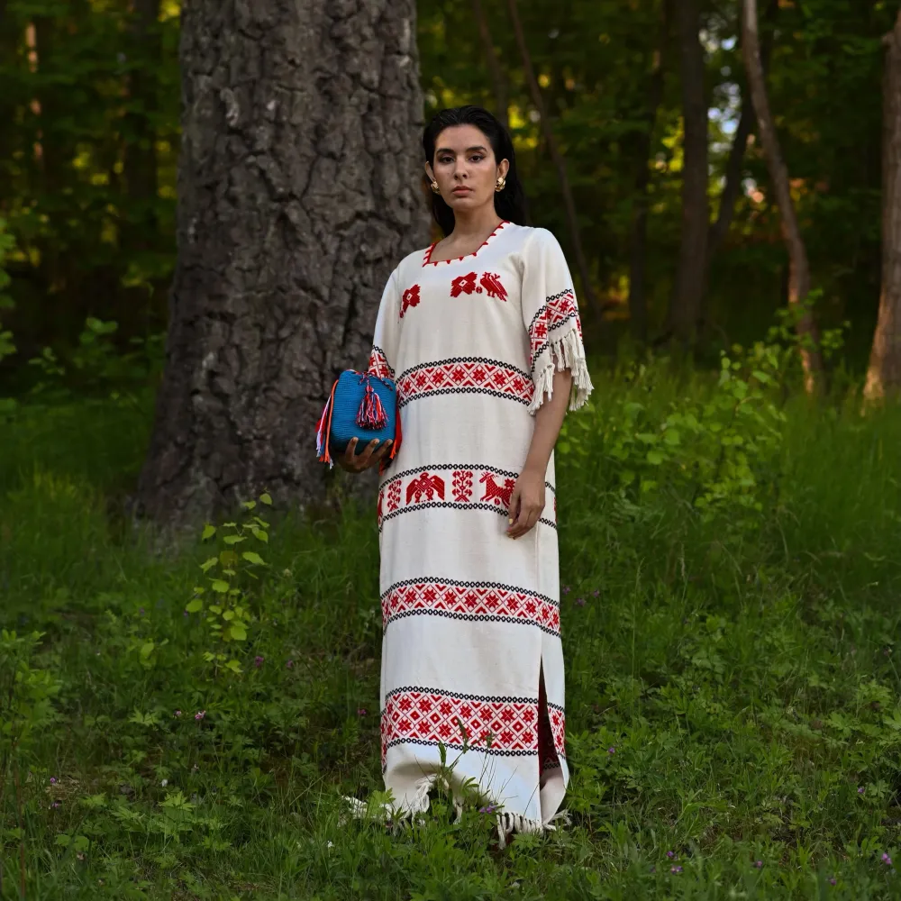 Vintage Mexican Boho Dress With Red/Black Embroidered Details And Fringe Sleeves And Hem. 2 Hip Pockets  Very Good Condition.  Best Fits M/L150 CM/ 59.1 IN Long 35 CM/ 13.8 IN Sleeve 39 CM/ 15.4 IN Shoulders 96 CM/ 37.8 IN Chest 96 CM/ 37.8 IN Waist. Klänningar.